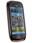 Fotografías Frontal y Lateral izquierdo de Nokia C7 Rojo oscuro. Detalle de la pantalla: Pantalla de inicio