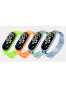 Fotografías Frontal de Xiaomi Smart Band 7 Azul y Naranja y Negro y Rosa y Verde y Verde oliva. Detalle de la pantalla: Pantalla de inicio